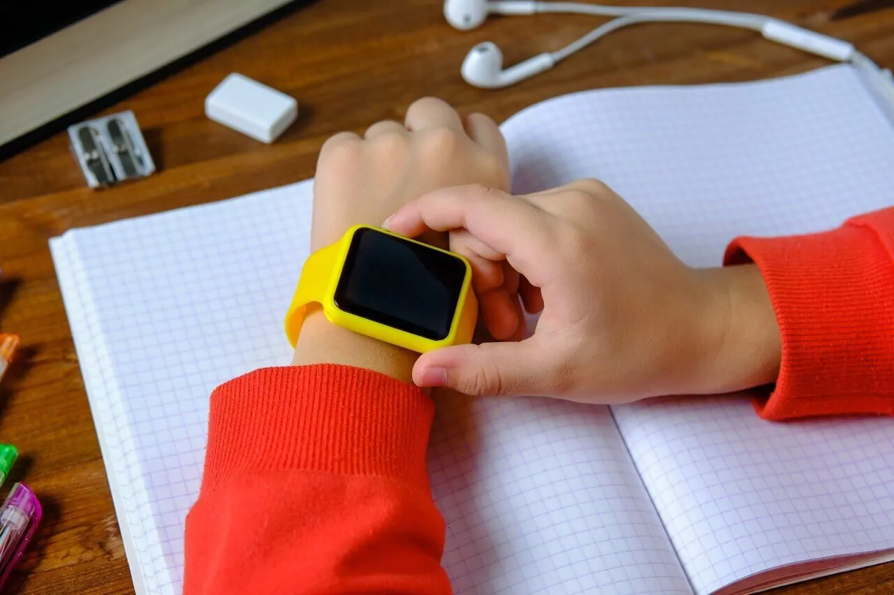 how to choose kids smartwatch.webp